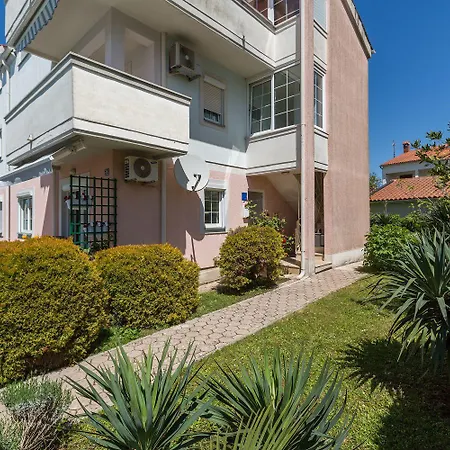 Lichtdurchflutetes Nur 500 Meter Zum Mit Privater Terrasse Appartement Funtana