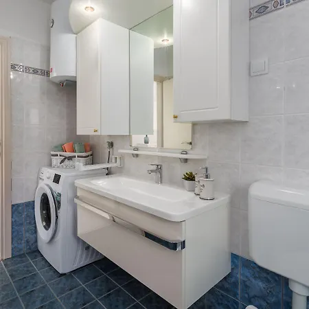 Apartment Lichtdurchflutetes Nur 500 Meter Zum Mit Privater Terrasse Funtana