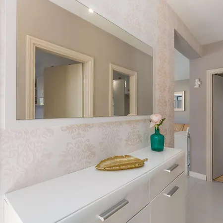 Apartment Lichtdurchflutetes Nur 500 Meter Zum Mit Privater Terrasse Funtana