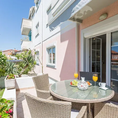 Lichtdurchflutetes Nur 500 Meter Zum Mit Privater Terrasse Appartement Funtana